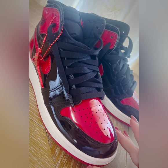 THE VAULT - NIKE AIR JORDAN 1 RETRO HIGH OG PATENT BRED - Picture 4 of 10